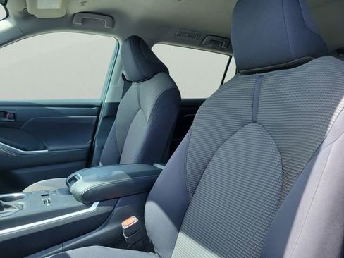 Used 2024 Toyota Highlander LE image 14