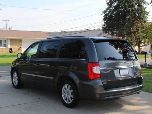 Used 2016 Chrysler Town & Country Touring FWD image 7