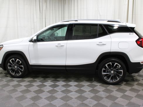 Used 2024 GMC Terrain SLT image 34
