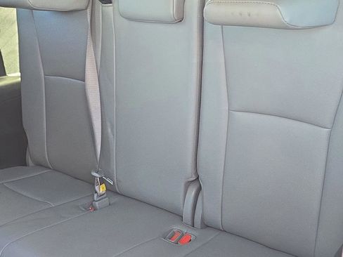 Used 2021 Toyota Highlander XLE image 19