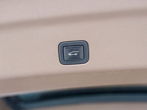 Used 2021 GMC Yukon Denali w/ Denali Premium Package image 11