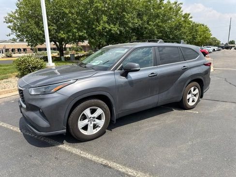 Used 2023 Toyota Highlander LE AWD/4WD image 3