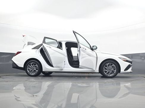 Certified 2024 Hyundai Elantra SEL FWD image 34