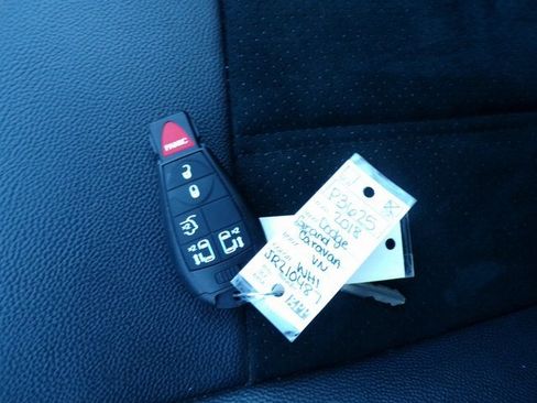 Used 2018 Dodge Grand Caravan SXT w/ Rear Park Assist Package image 29