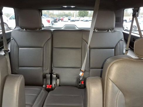 Used 2022 Chevrolet Suburban Z71 w/ Luxury Package image 19