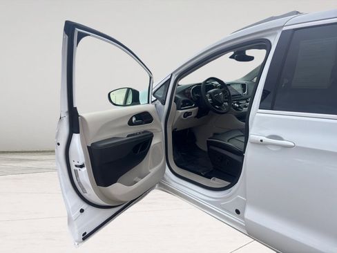 Used 2024 Chrysler Pacifica Limited FWD image 9