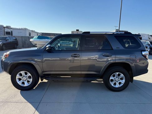 Used 2019 Toyota 4Runner SR5 AWD/4WD image 6