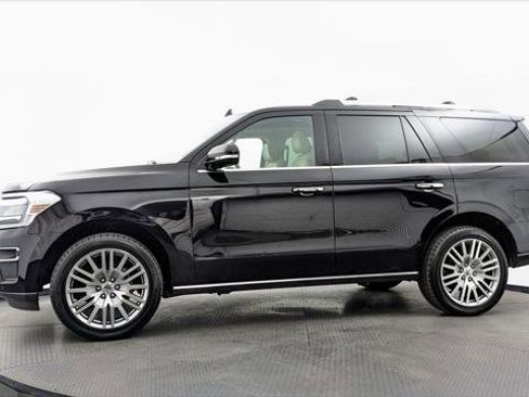 Used 2024 Ford Expedition Limited AWD/4WD image 3