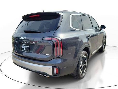 Used 2024 Kia Telluride EX w/ EX Captain's Chair Package image 4