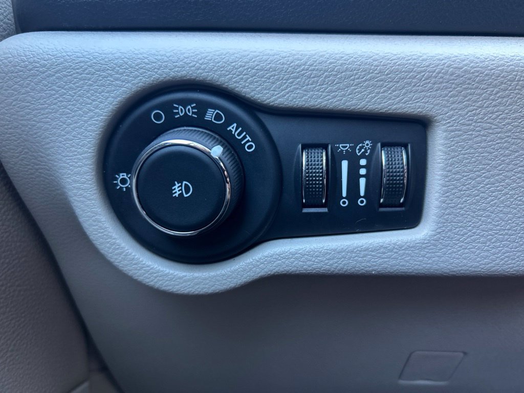 Used 2024 Chrysler Pacifica Touring-L FWD image 31