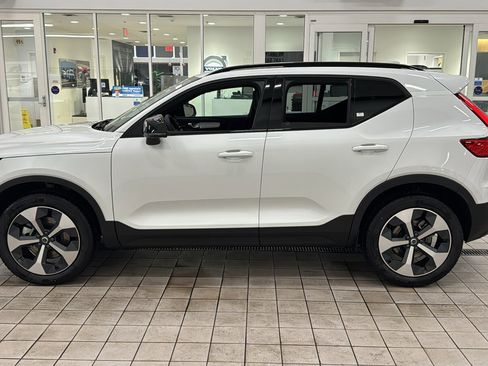 Used 2026 Volvo XC40 B4 Plus w/ Climate Package image 8