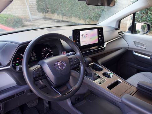 Used 2022 Toyota Sienna LE FWD image 9