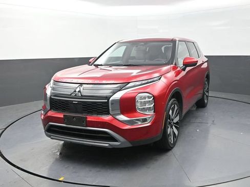 Used 2025 Mitsubishi Outlander SE FWD image 2