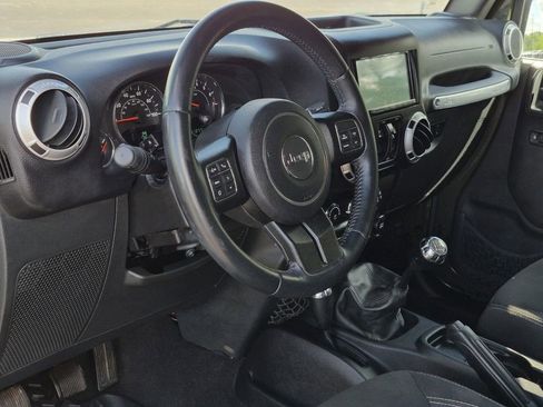 Used 2016 Jeep Wrangler Unlimited Sahara w/ Connectivity Group image 28