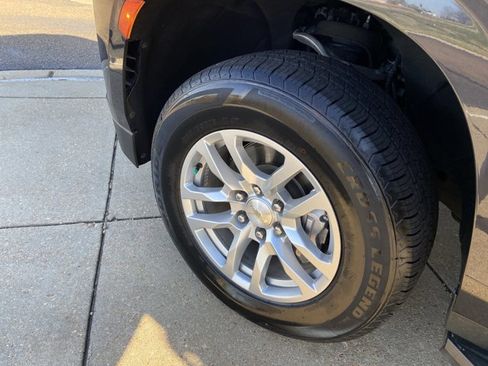 Used 2023 Chevrolet Suburban LT image 24