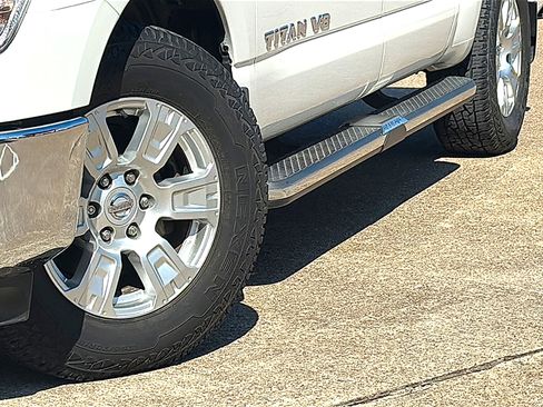 Used 2019 Nissan Titan SV image 3