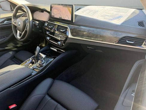 Used 2022 BMW 530e xDrive image 2