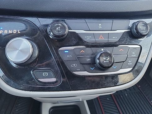Used 2017 Chrysler Pacifica Touring w/ Tire & Wheel Group FWD image 16