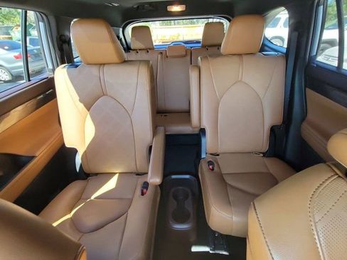 Used 2021 Toyota Highlander Platinum image 5