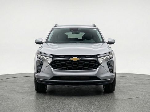 Used 2025 Chevrolet Trax LT w/ LT Convenience Package image 2
