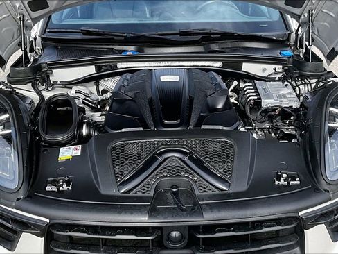 Certified 2024 Porsche Macan S image 23