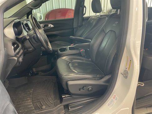 Used 2018 Chrysler Pacifica Touring-L Plus w/ S Appearance Package FWD image 18