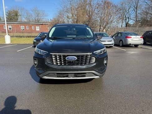 Used 2023 Ford Escape Platinum image 2