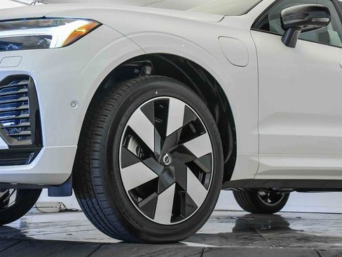 Certified 2025 Volvo XC60 T8 Plus w/ Protection Package Premier image 10