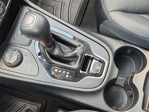 Used 2019 Jeep Cherokee Limited w/ Luxury Group image 16