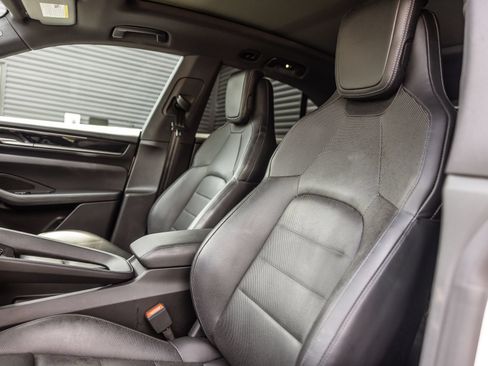 Certified 2025 Porsche Macan 4S Electric AWD/4WD image 5