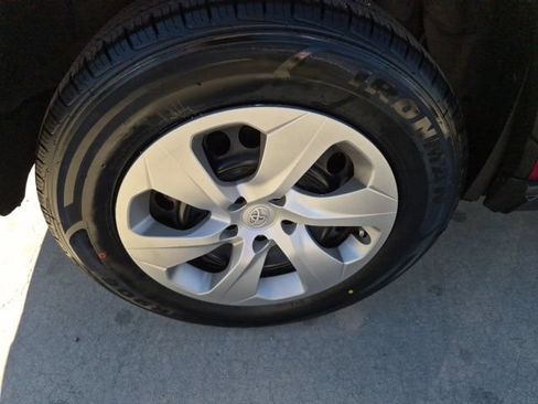 Used 2021 Toyota RAV4 LE w/ Carpet Mat Package (TMS) AWD/4WD image 5