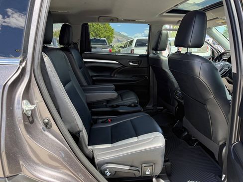 Used 2019 Toyota Highlander XLE AWD/4WD image 25