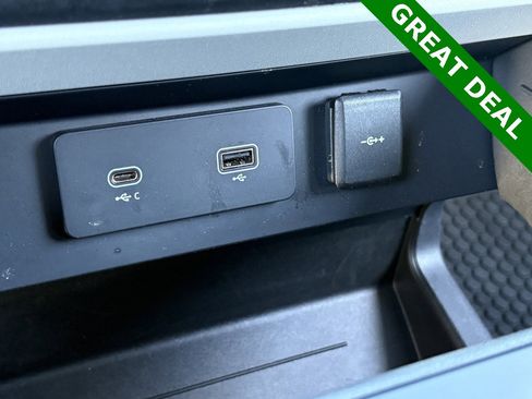 Used 2023 Land Rover Defender 130 SE image 21