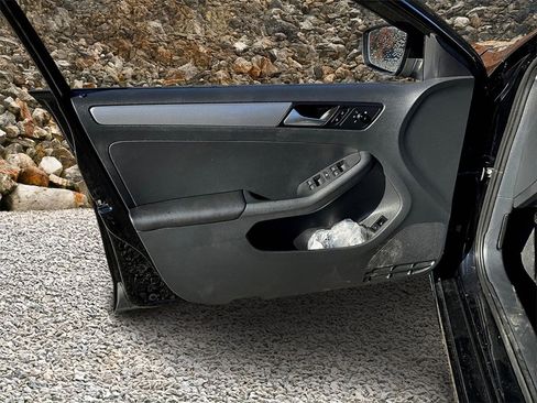 Used 2017 Volkswagen Jetta S image 19