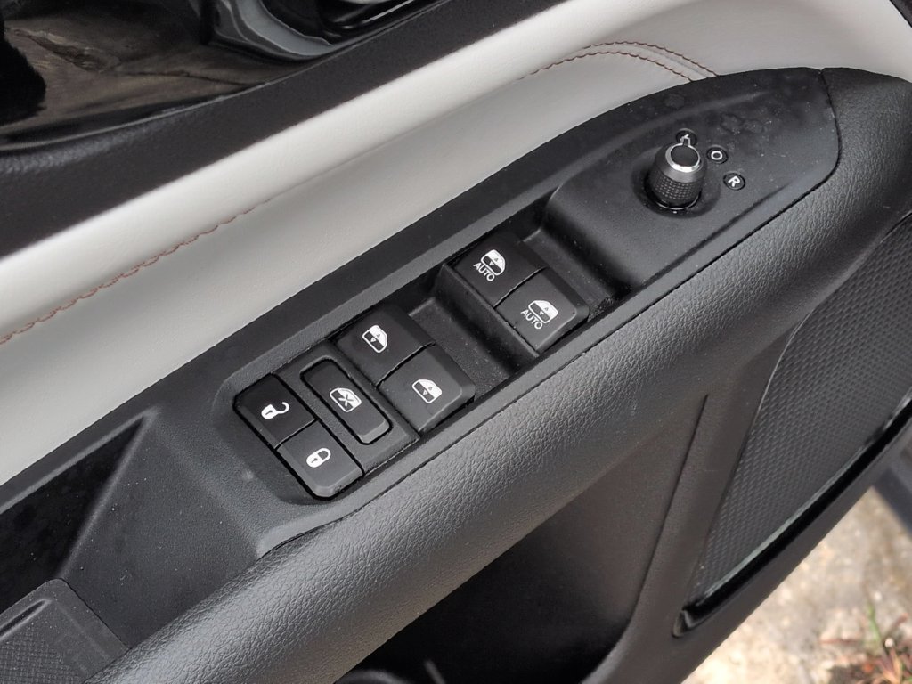 Used 2025 Jeep Compass Limited AWD/4WD image 13
