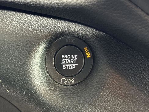 Used 2019 Jeep Cherokee Latitude Plus w/ Cold Weather Group image 28