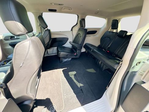 Used 2023 Chrysler Pacifica Touring-L FWD image 20