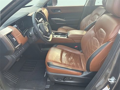 Used 2023 Nissan Pathfinder Platinum w/ Cargo Package image 18