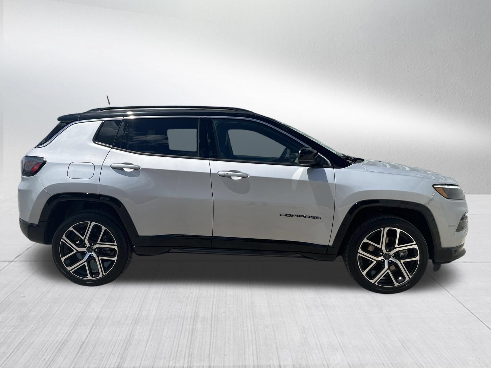 Used 2025 Jeep Compass Limited w/ Elite Group AWD/4WD image 5