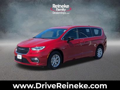 Used 2025 Chrysler Pacifica Select