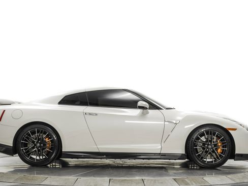 Used 2020 Nissan GT-R Premium image 48