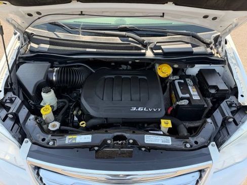 Used 2014 Chrysler Town & Country Touring FWD image 31