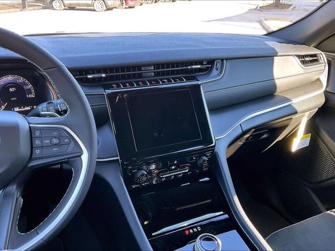 New 2025 Jeep Grand Cherokee Altitude image 6