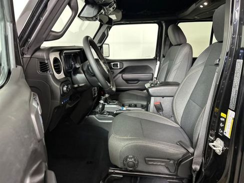 Used 2024 Jeep Wrangler Unlimited image 11