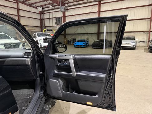 Used 2018 Toyota 4Runner SR5 AWD/4WD image 23
