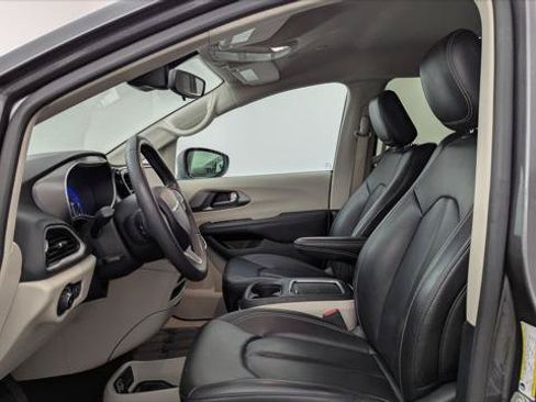 Used 2023 Chrysler Pacifica Touring-L FWD image 16