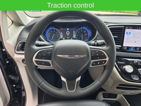 Used 2024 Chrysler Pacifica Touring-L FWD image 16