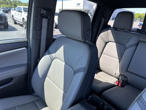 Used 2025 Chevrolet Colorado ZR2 w/ Technology Package AWD/4WD image 12