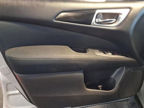 Used 2017 Nissan Pathfinder S image 18
