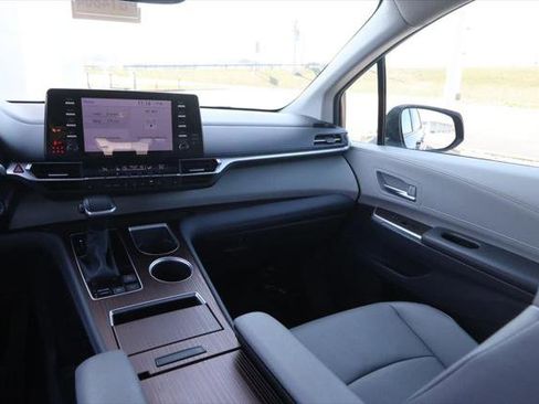 Certified 2024 Toyota Sienna XLE image 27